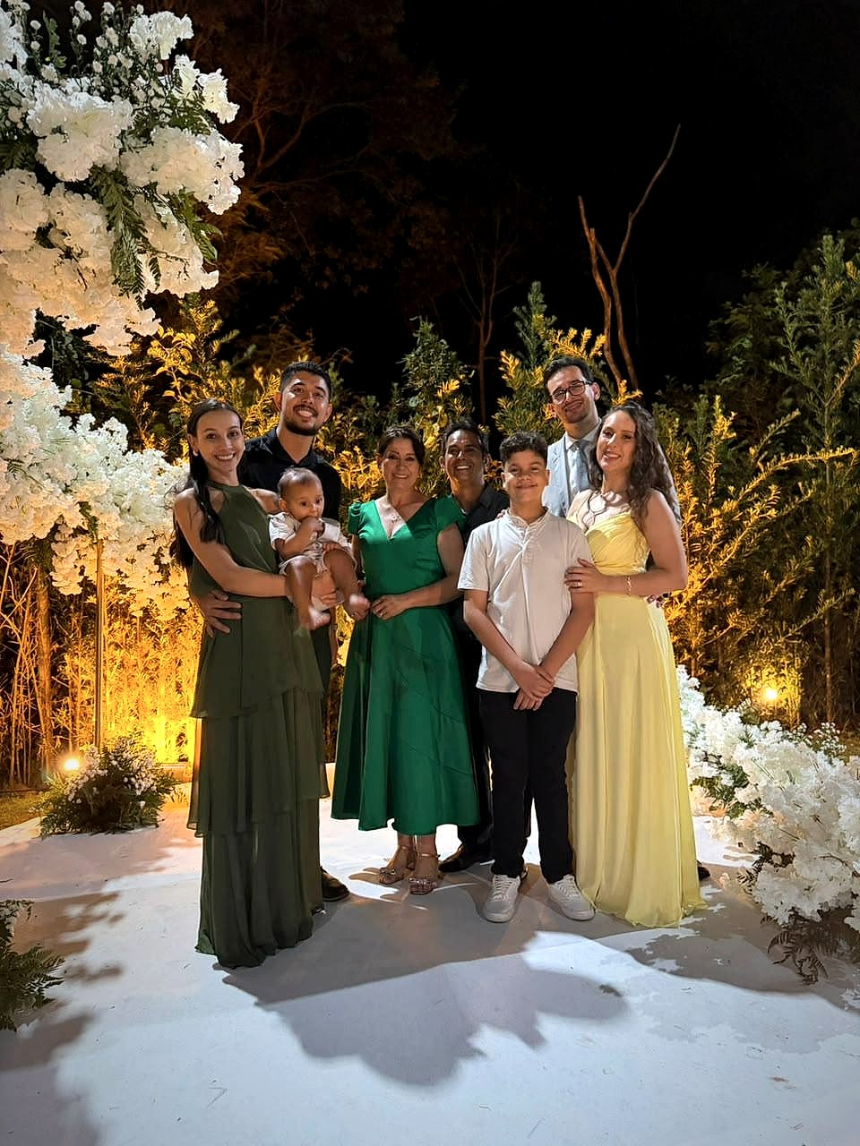 A família completa da Wall Art Festas reunida em um evento decorado