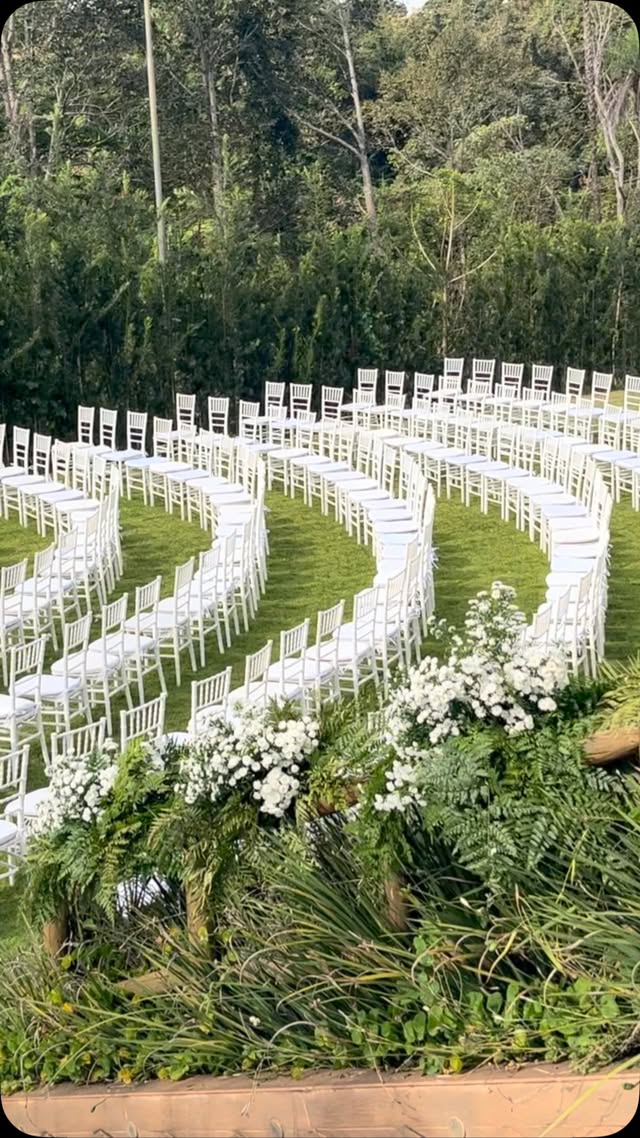 Cerimônia de casamento com fileiras de cadeiras e arranjos florais