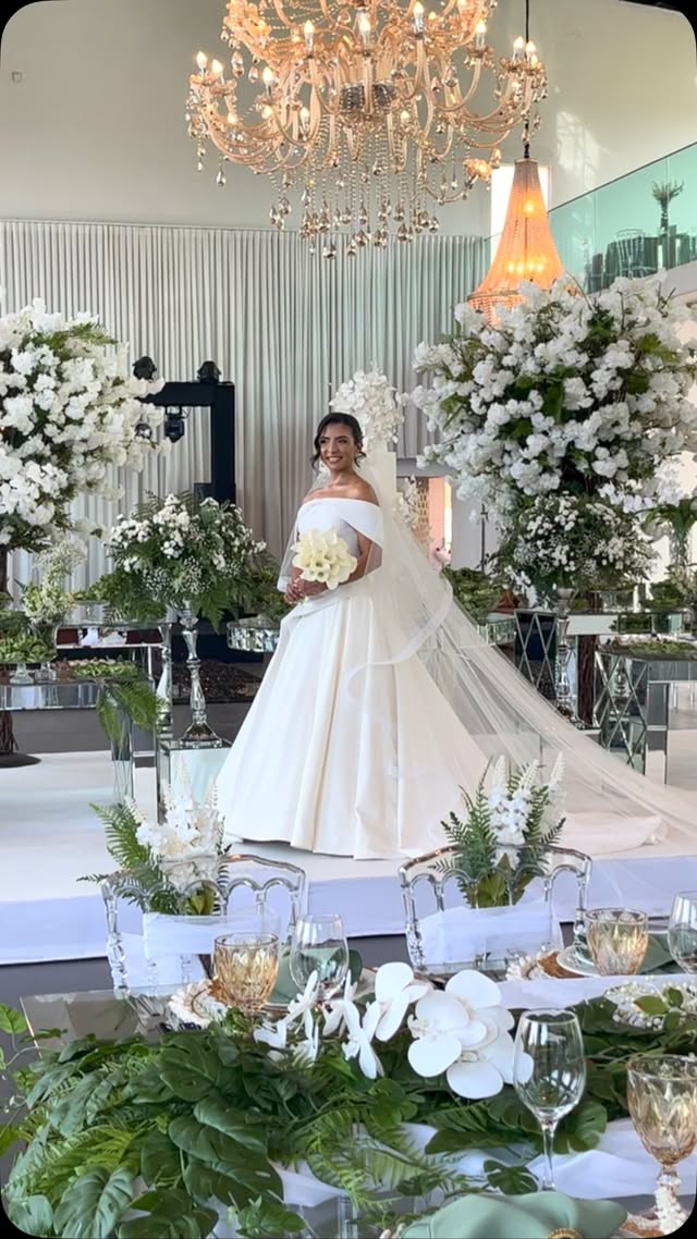 Noiva em salão decorado com lustre