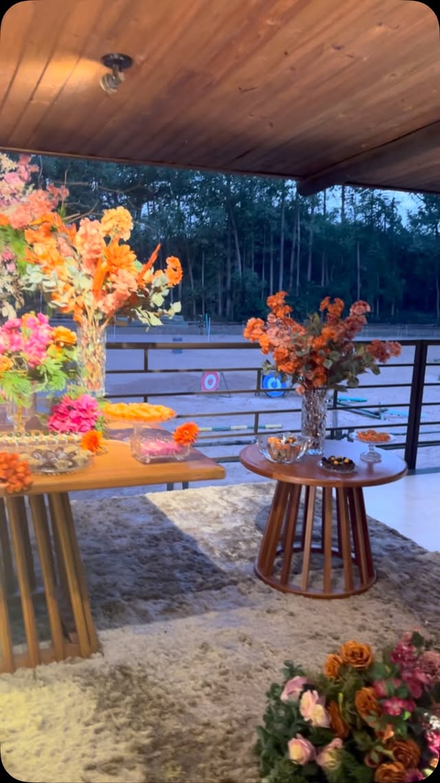 Mesa decorada com arranjos, louças e peças de decoração para locação